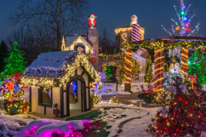 Stan Hywet_Deck the Hall_Gbread Land-2-3